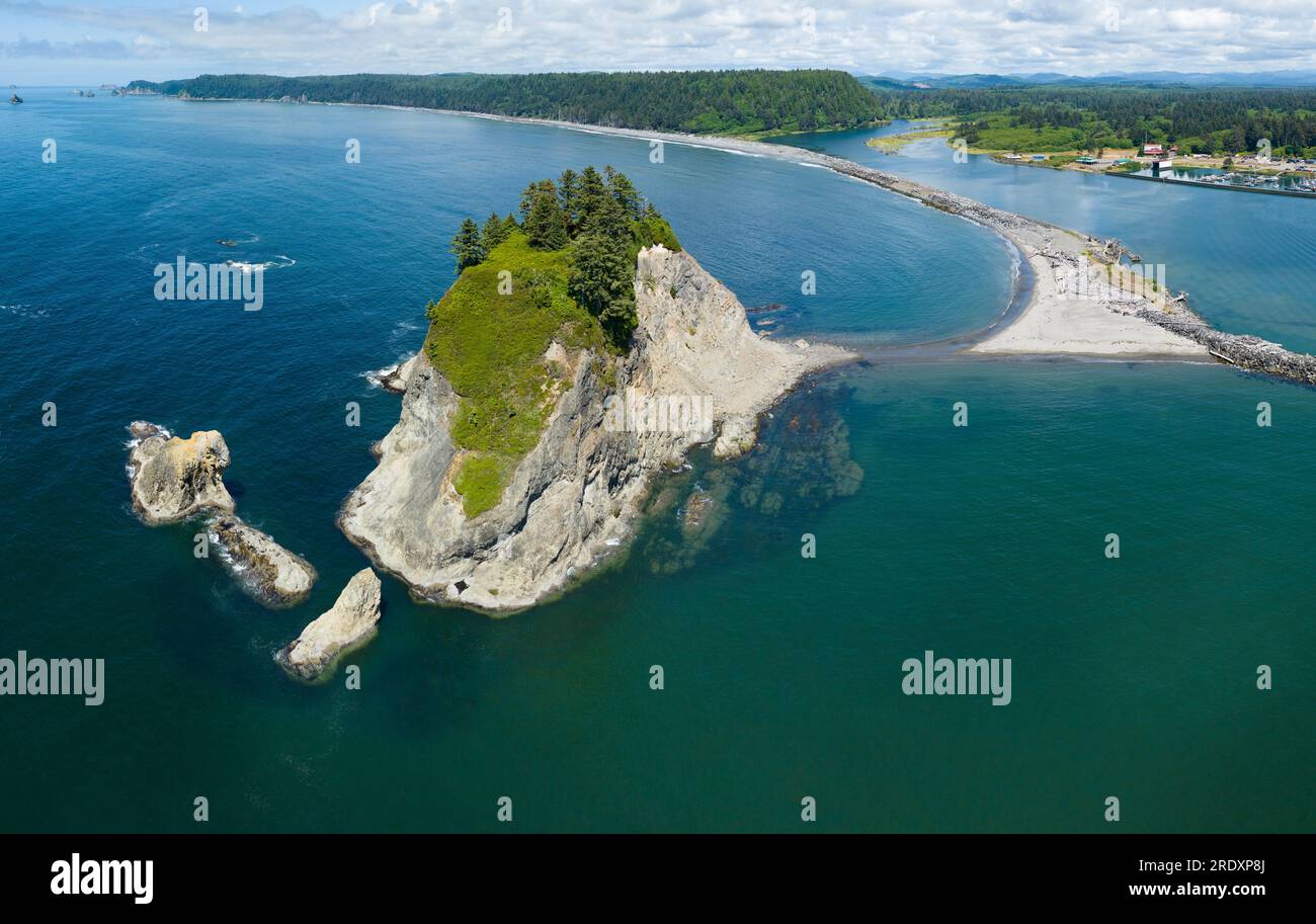 Am malerischen Rialto Beach im Olympic National Park, Washington, liegen felsige Stämme am Meer. Dieses Gebiet befindet sich an der Mündung des Quillayute River. Stockfoto