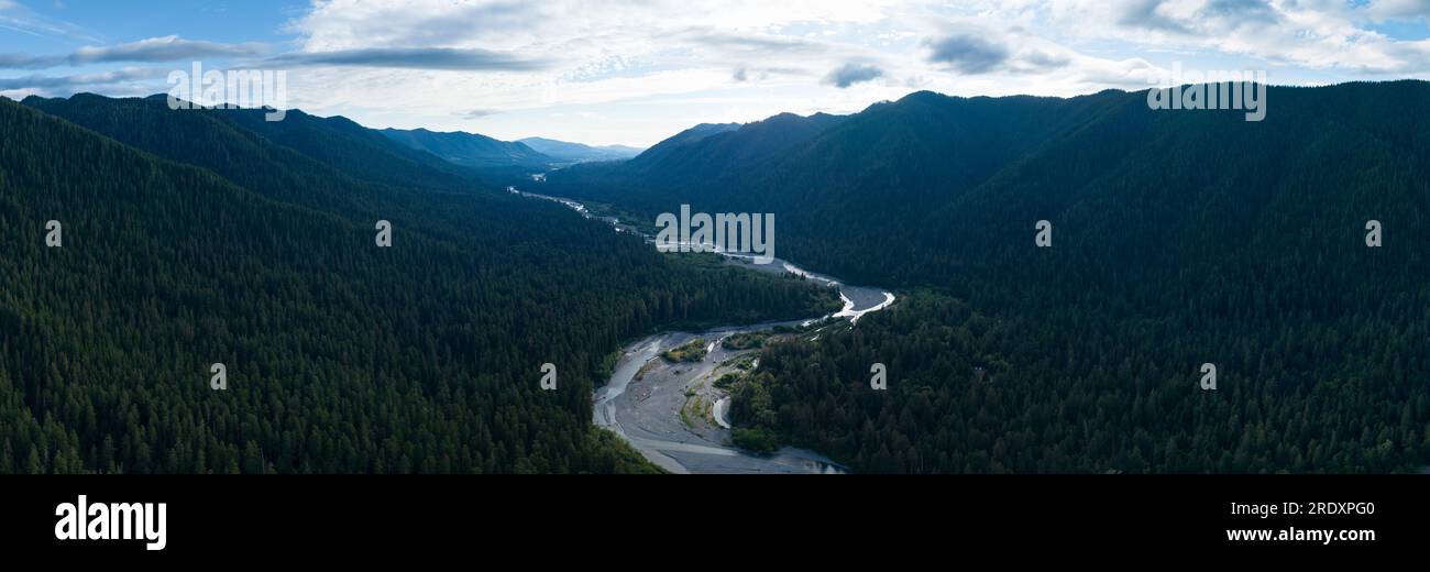 Der malerische Hoh River liegt auf der zerklüfteten olympischen Halbinsel und fließt durch einen der größten gemäßigten Regenwälder der USA Stockfoto