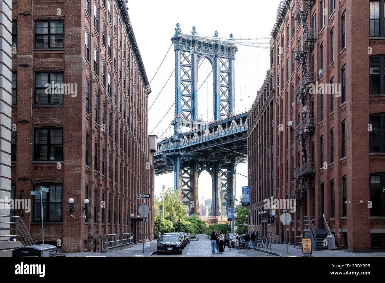 Architektonische Details von Dumbo, einem Viertel im New York City Bezirk Brooklyn mit der Manhattan Bridge im Hintergrund. Stockfoto