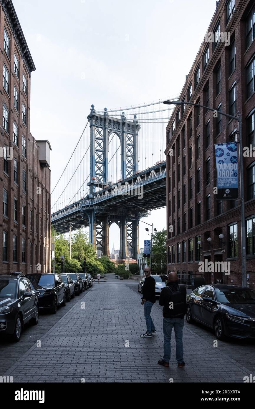 Architektonische Details von Dumbo, einem Viertel im New York City Bezirk Brooklyn mit der Manhattan Bridge im Hintergrund. Stockfoto