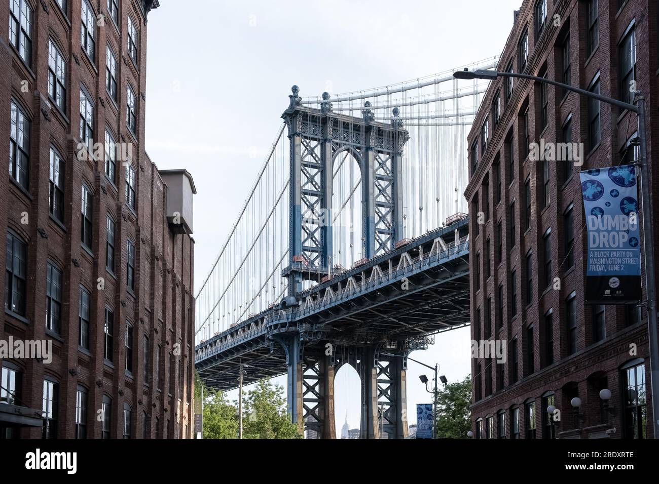 Architektonische Details von Dumbo, einem Viertel im New York City Bezirk Brooklyn mit der Manhattan Bridge im Hintergrund. Stockfoto