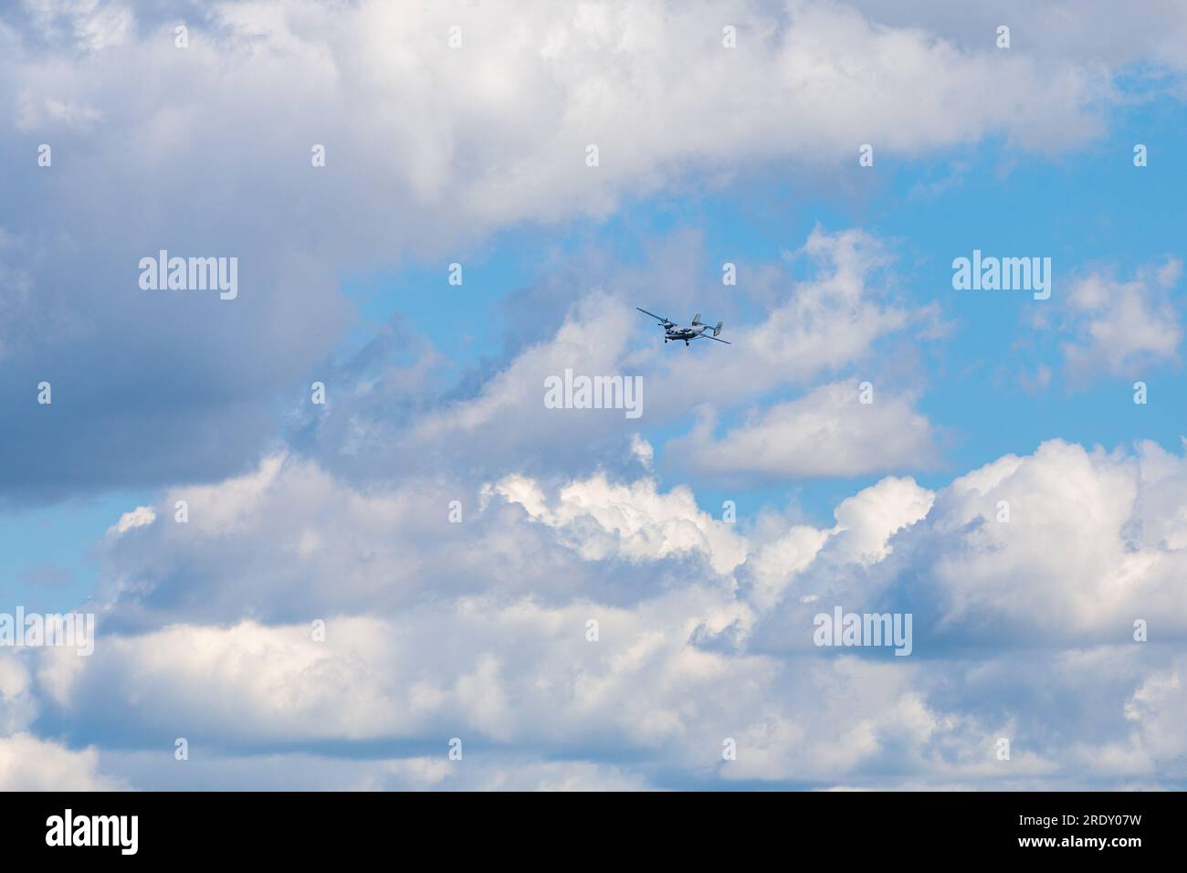 Das Flugzeug auf dem Feld für Fallschirmspringer. Stockfoto