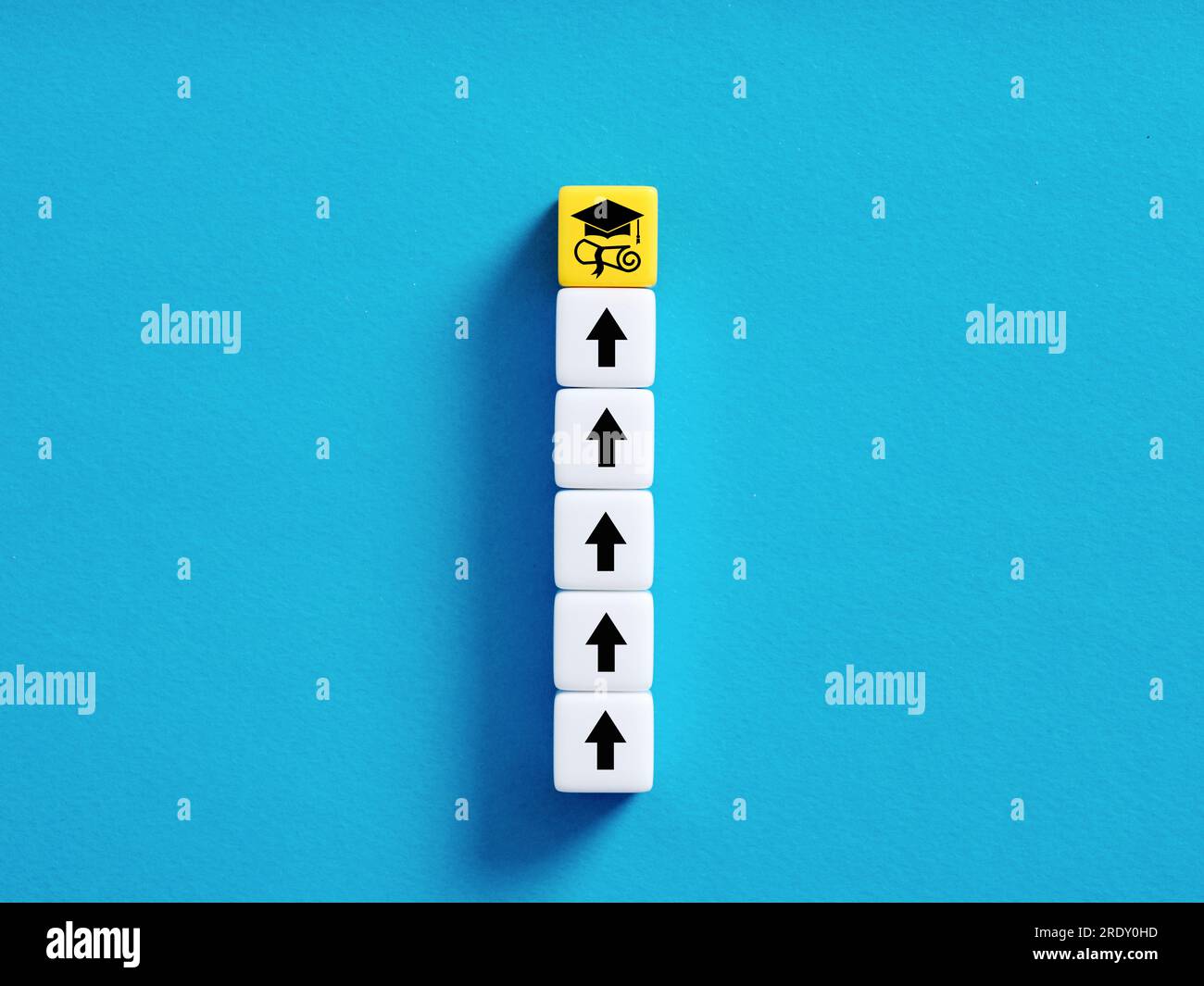 Ich habe ein Diplom, einen Collage-Abschluss. Abschluss und Bildungskonzept. Bunte Würfel mit Kappe, Diplom und Pfeilsymbolen auf blauem Hintergrund. Stockfoto