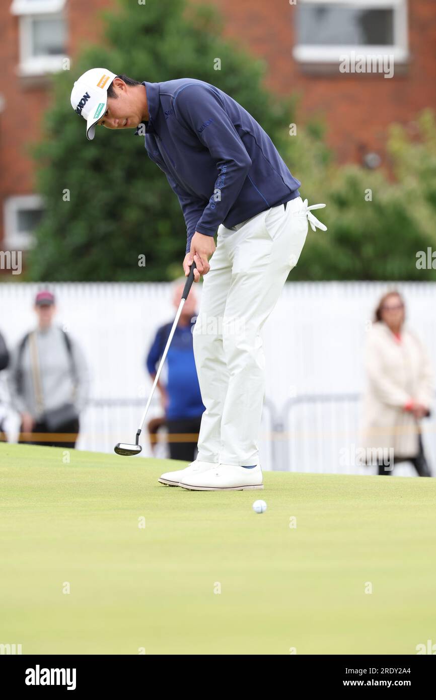 Japans Rikuya Hoshino Putts am 4. Tag der British Open Golf Championship 2023 im Royal Liverpool Golf Club in Wirral, England, am 23