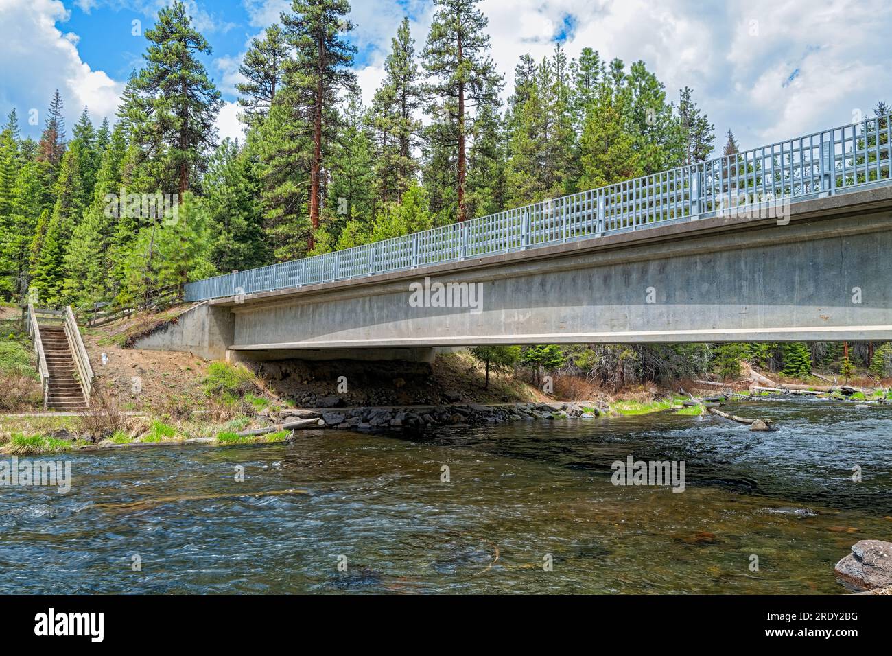 Treppen führen zum Deschutes River unter der Highway 42-Brücke in der Nähe von La Pine in Oregon, USA Stockfoto