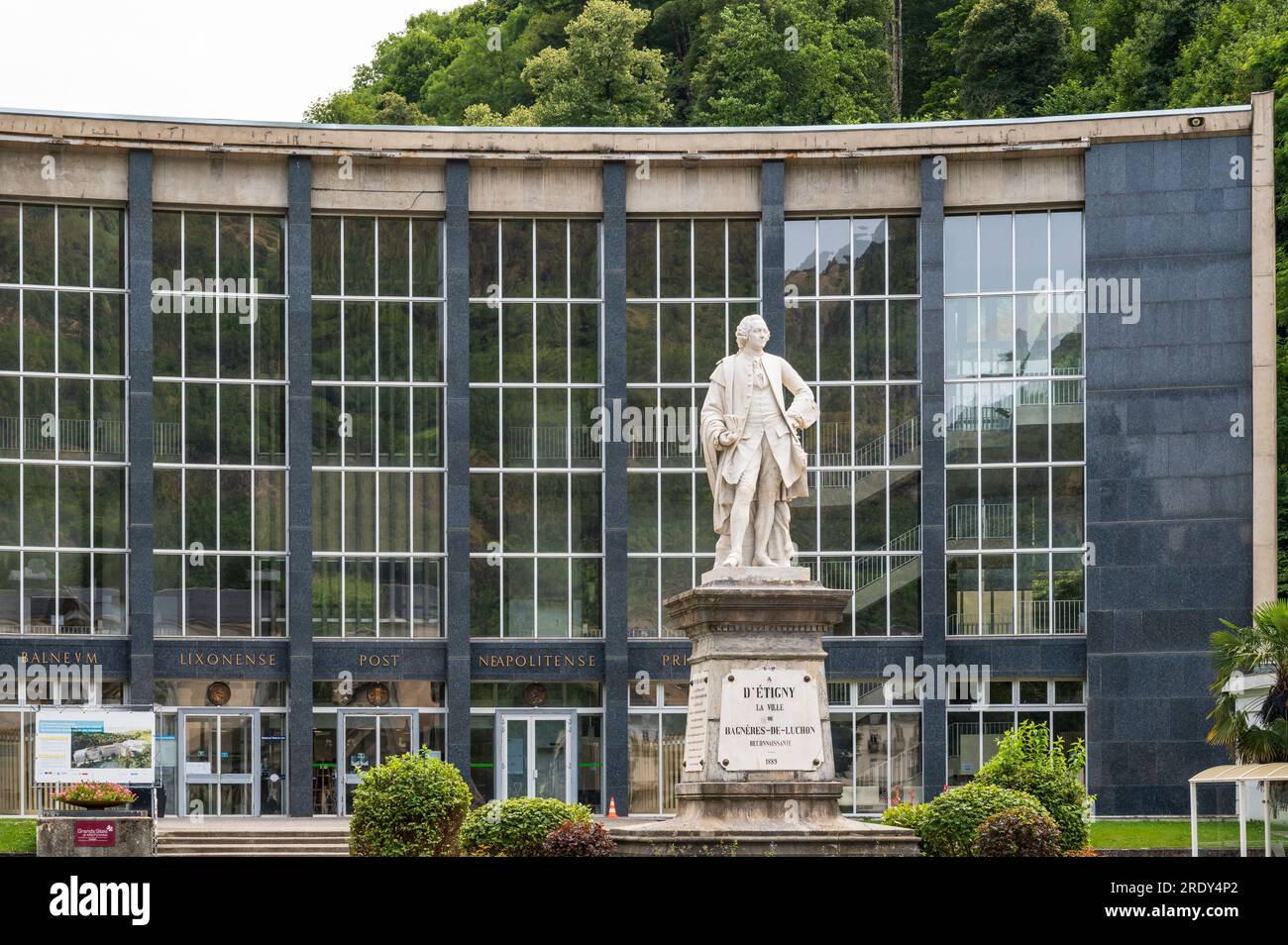 Der Thermalkomplex von Bagnères-de-Luchon verfügt über die stärksten Schwefelquellen Frankreichs, die von Antoine Mégret d'Etigny (Statue) entwickelt wurden. Stockfoto