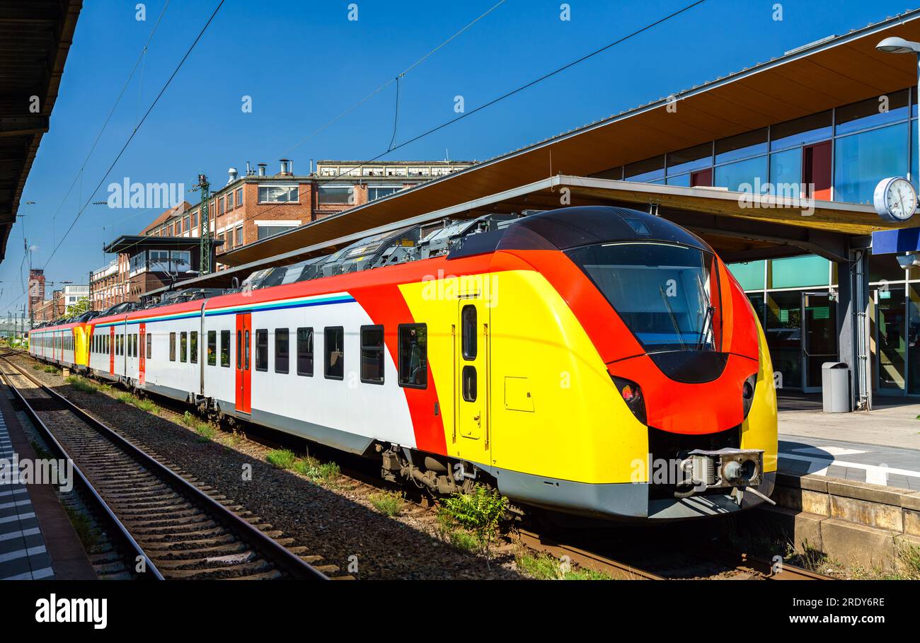 Regionalzug in Rüsselsheim am Main - Hessen, Deutschland Stockfoto