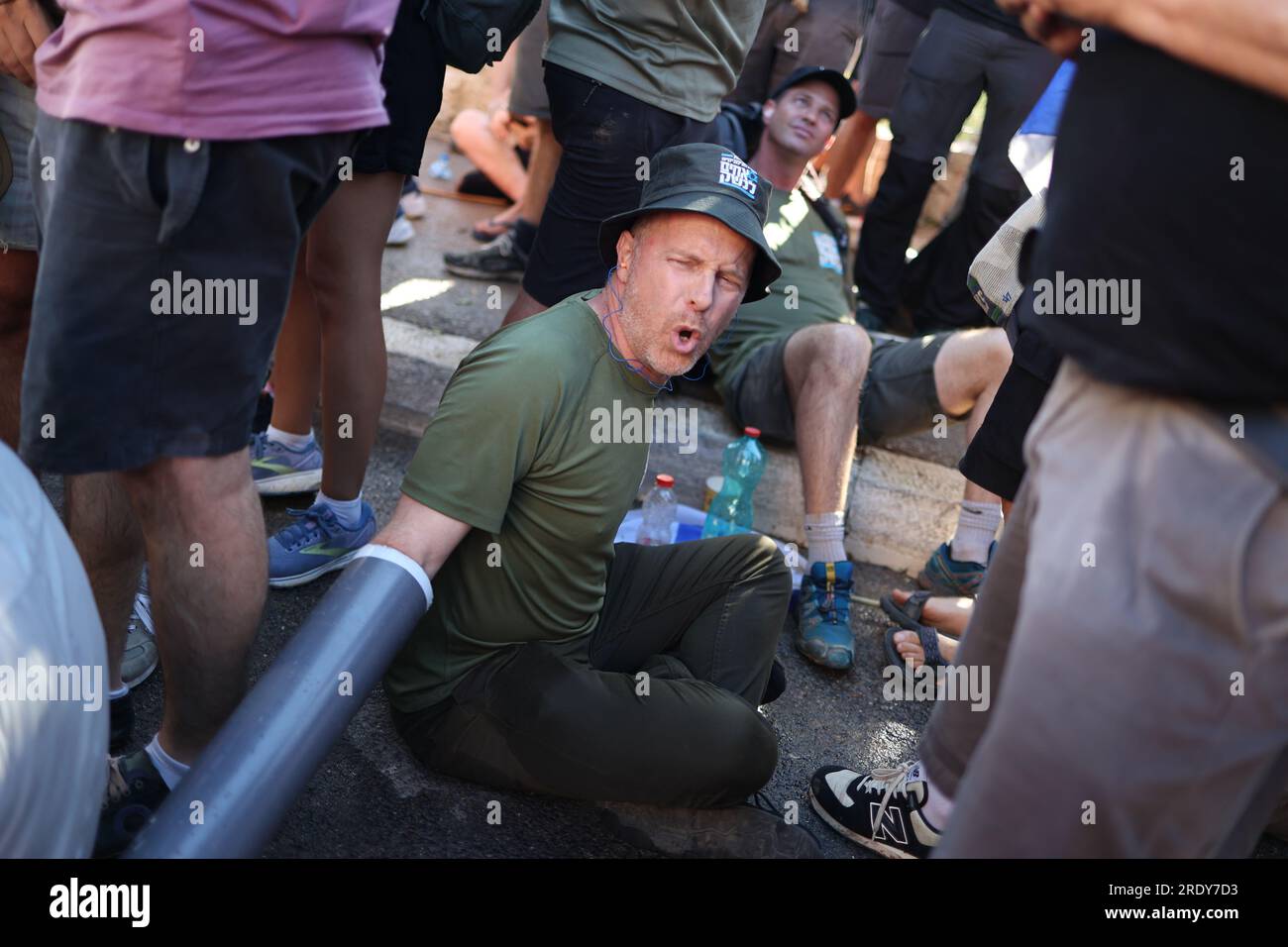 Jerusalem, Israel. 24. Juli 2023. Israelische Demonstranten blockieren den Zugang zur Knesset, da vom israelischen parlament erwartet wurde, dass es eine Schlussabstimmung über ein Schlüsselelement der umstrittenen Pläne der Regierung zur Umstrukturierung der Justiz abgibt. Kredit: Ilia yefimovich/dpa/Alamy Live News Stockfoto