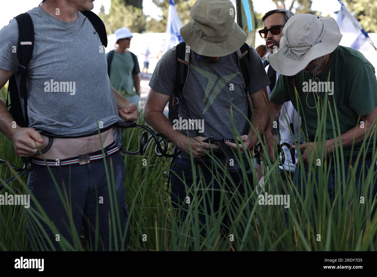 Jerusalem, Israel. 24. Juli 2023. Israelische Demonstranten blockieren den Zugang zur Knesset, da vom israelischen parlament erwartet wurde, dass es eine Schlussabstimmung über ein Schlüsselelement der umstrittenen Pläne der Regierung zur Umstrukturierung der Justiz abgibt. Kredit: Ilia yefimovich/dpa/Alamy Live News Stockfoto