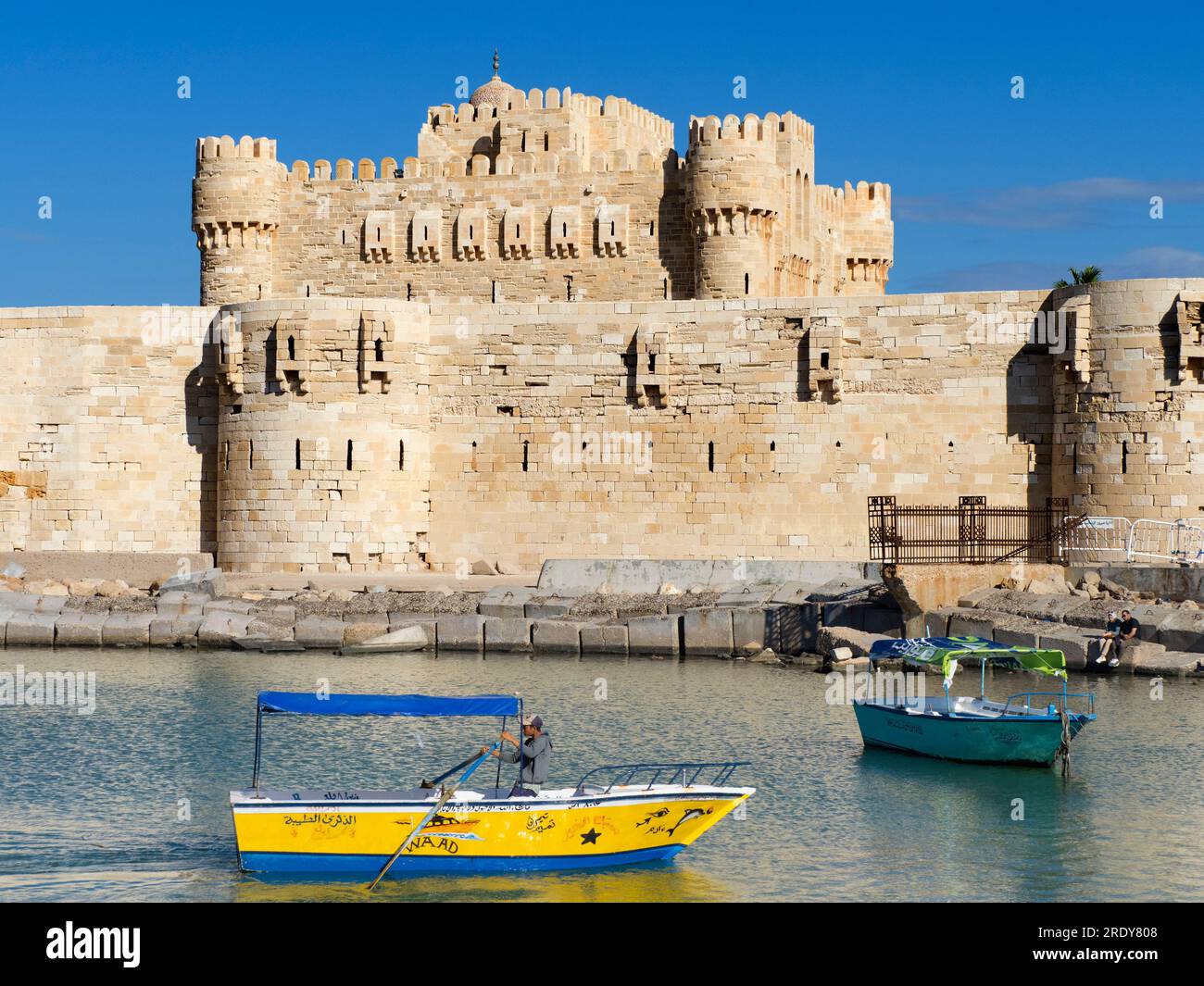 Die Zitadelle von Qaitbay befindet sich an der nördlichen Spitze der Insel Pharos an der Mündung des östlichen Hafens von Alexandria und ist eine Festung aus dem 15. Jahrhundert Stockfoto