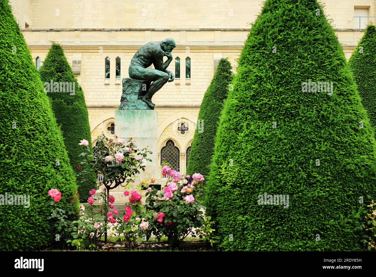 Der Thinker denkt über die Menschheit und die menschliche Situation nach, und vielleicht was soll man als Nächstes im Garten Pflanzen? Oder Weltfrieden? Musée Rodin, Paris, Frankreich Stockfoto