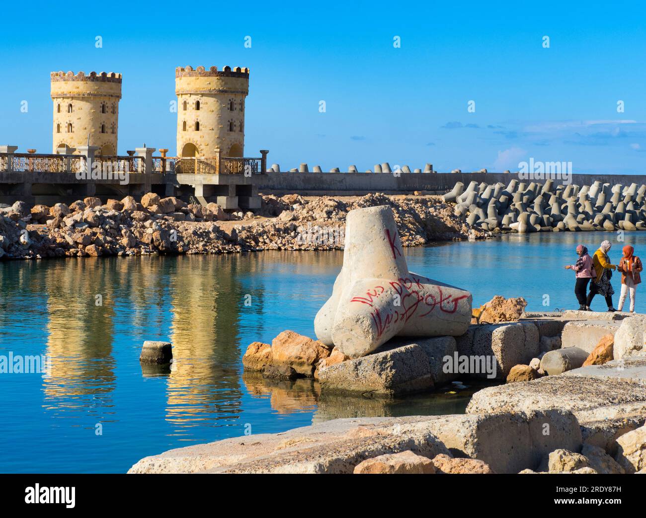 Der Hafen von Alexandria liegt an der nördlichen Mittelmeerküste Ägyptens, westlich des Nildeltas. Es ist einer der ältesten Häfen in der Region W. Stockfoto