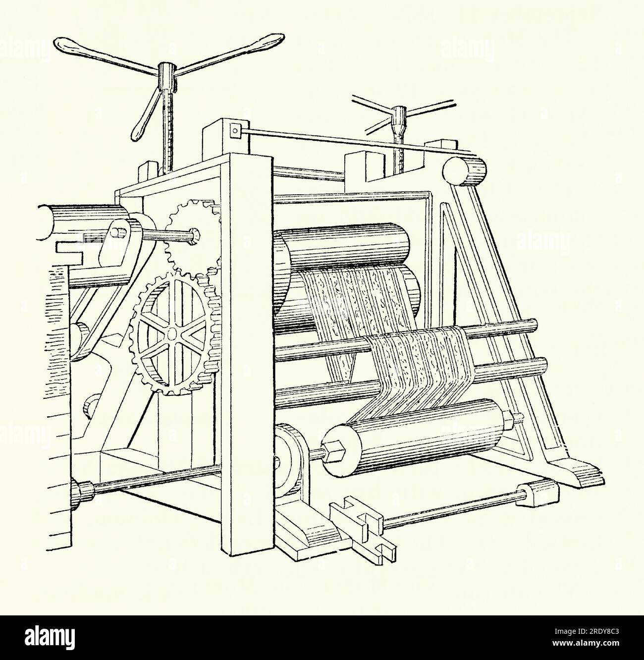 Eine alte Gravur einer viktorianischen Kalendermaschine. Es stammt aus einem Maschinenbau-Buch der 1880er Jahre. Ein Kalander besteht aus einer Reihe von harten Druckwalzen, die zum Glätten oder Glätten von Materialbögen wie Papier, Textilien und Gummi verwendet werden. Hier wird ein gemusterter Stoff oder ein gemustertes Papier durch die Drehrollen der Maschine geführt. Der Druck zwischen den Rollen kann mithilfe der beiden Griffe (oben) eingestellt werden. Einige Kalenderrollen können auch beheizt oder gekühlt werden. 1836 patentierte American Edwin M Chaffee von der Roxbury India Rubber Company einen vierrolligen Kalander für die Herstellung von Gummimatte. Stockfoto