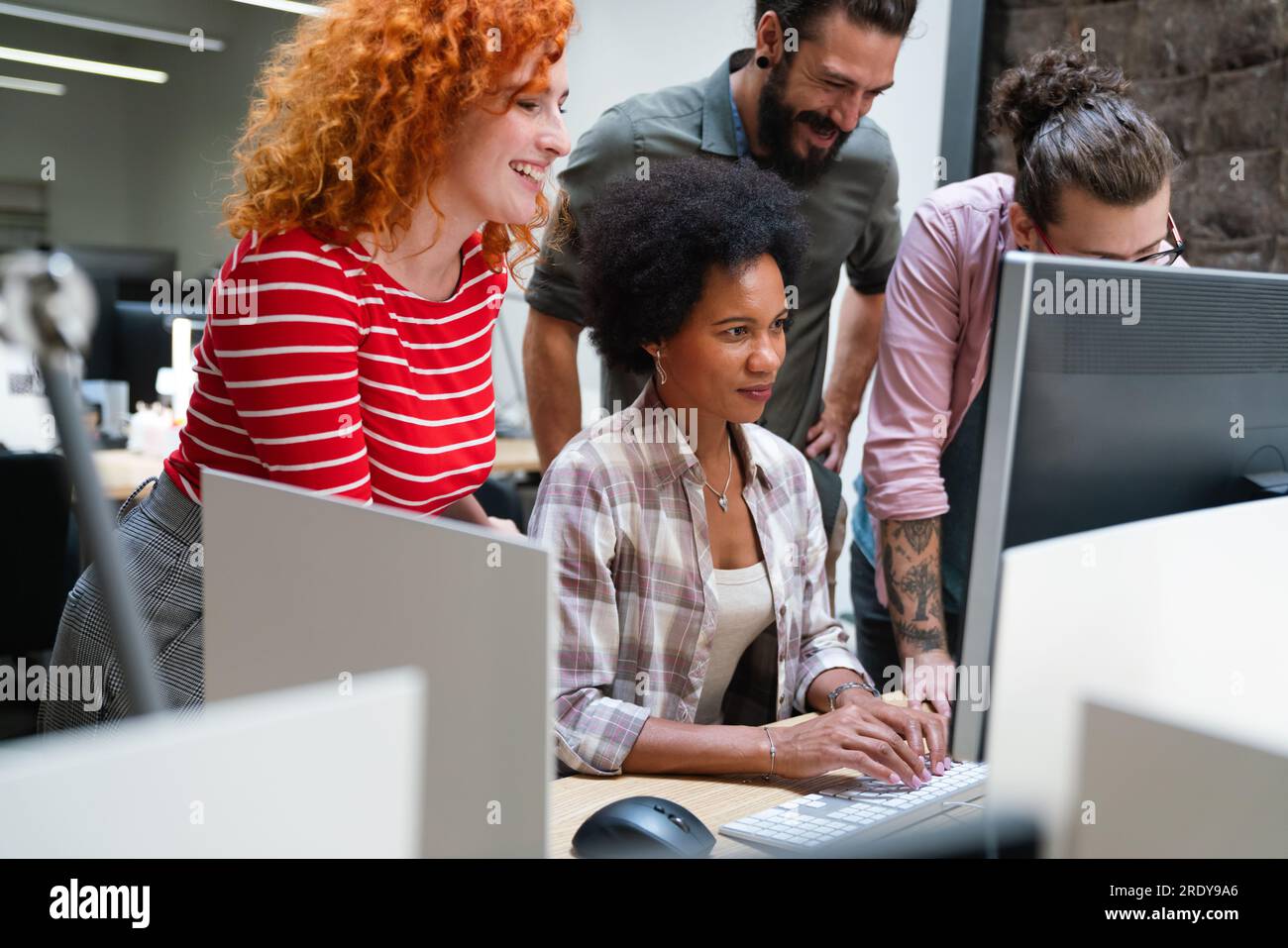 Verschiedene Gruppen von Fachleuten treffen sich im Büro. IT-Programmierer verwenden Computer, reden Strategie Stockfoto