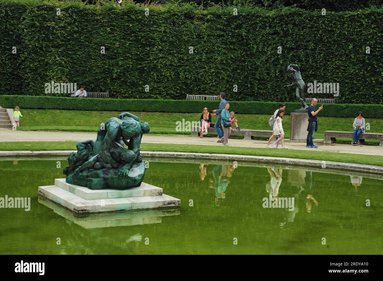 Musée Rodin Ugolino und seine Söhne (Rodin) 1881, Skulpturen in einem runden Teich in den Gärten Stockfoto