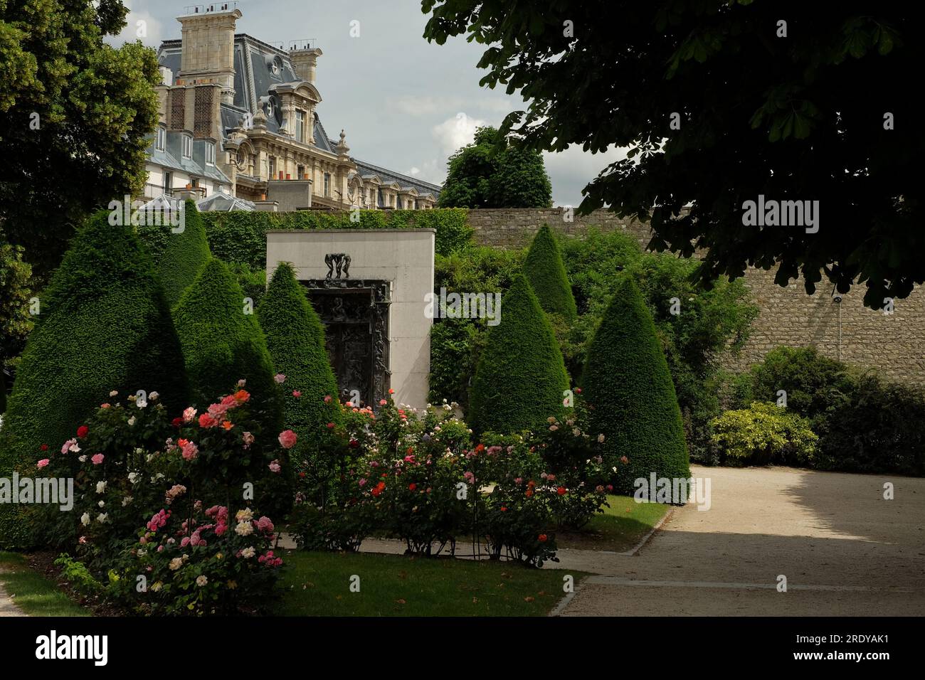 Die Höllentore eine monumentale Bronze von Rodin im Musée Rodin befindet sich in einem der schönsten Gärten in Paris Stockfoto
