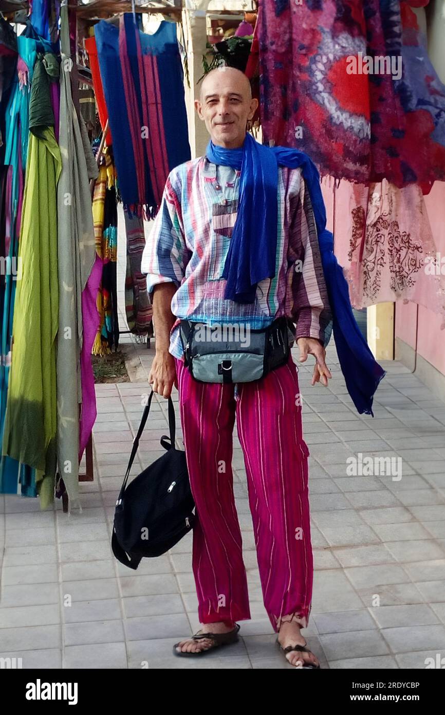 Ein Mann mittleren Alters in Indianerkleidung Stockfoto