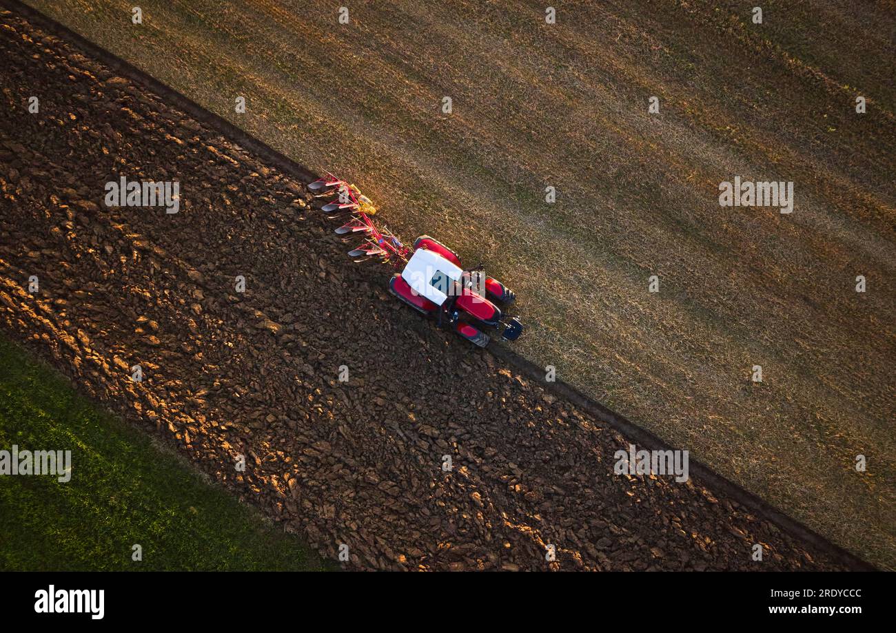 Landwirt, der mit dem Traktor auf dem Feld arbeitet Stockfoto