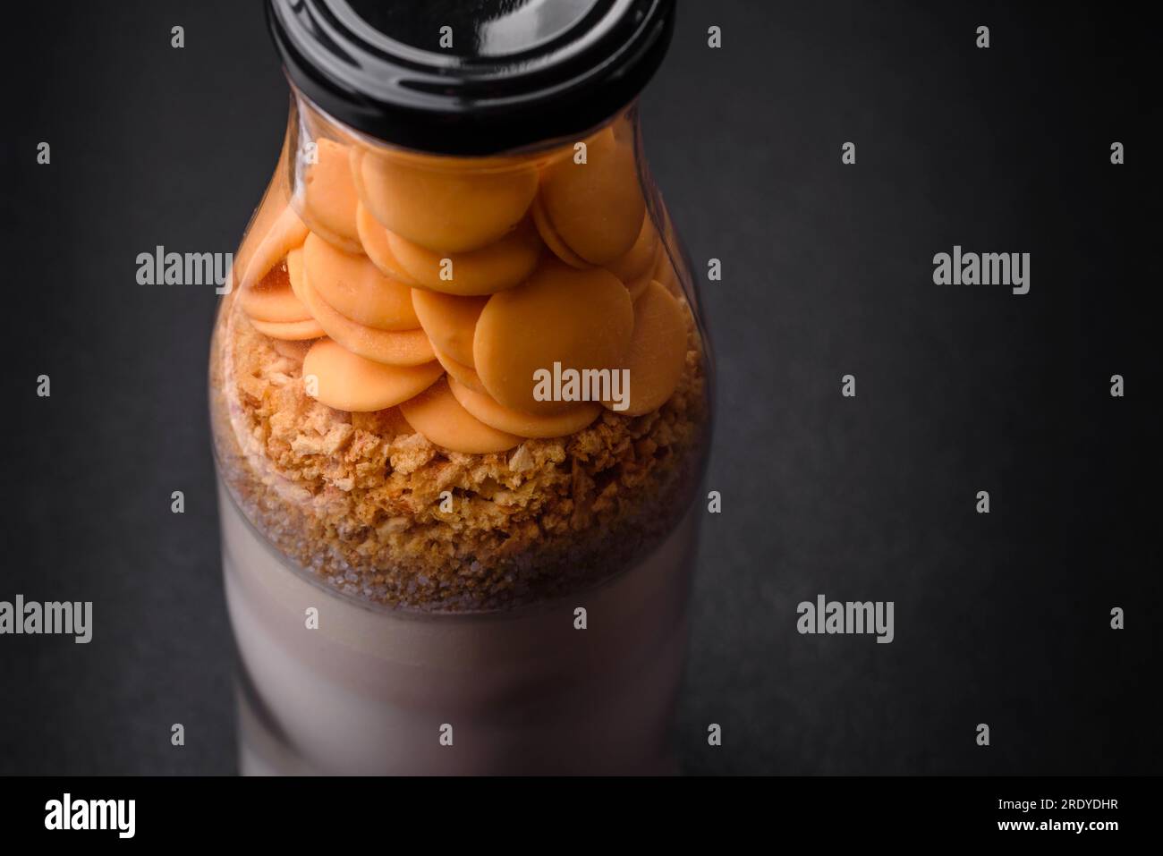 Zutaten für die Zubereitung köstlicher süßer Pfannkuchen, die in einer Flasche portioniert werden. Rezept für das Backen zu Hause Stockfoto