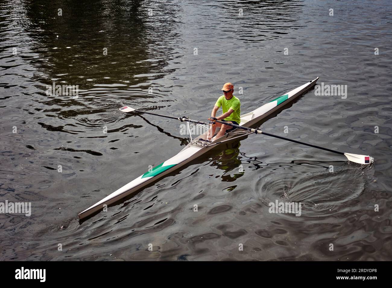 Ein Mann, der ein einzelnes Segelboot auf dem Fluss Avon in Stratford-upon-Avon England rudert Stockfoto