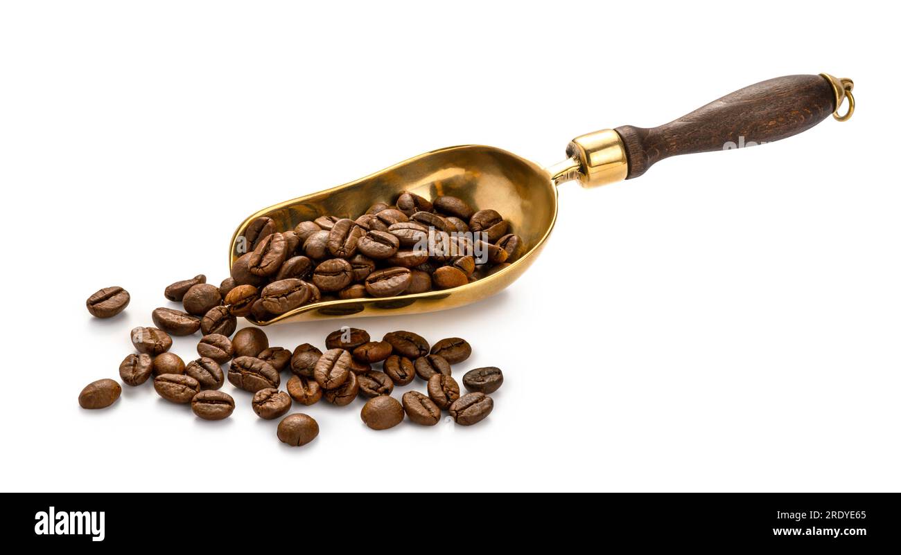 Löffel Kaffeebohnen auf weißem Hintergrund. Kaffeebohnen in Löffel isoliert. Stockfoto