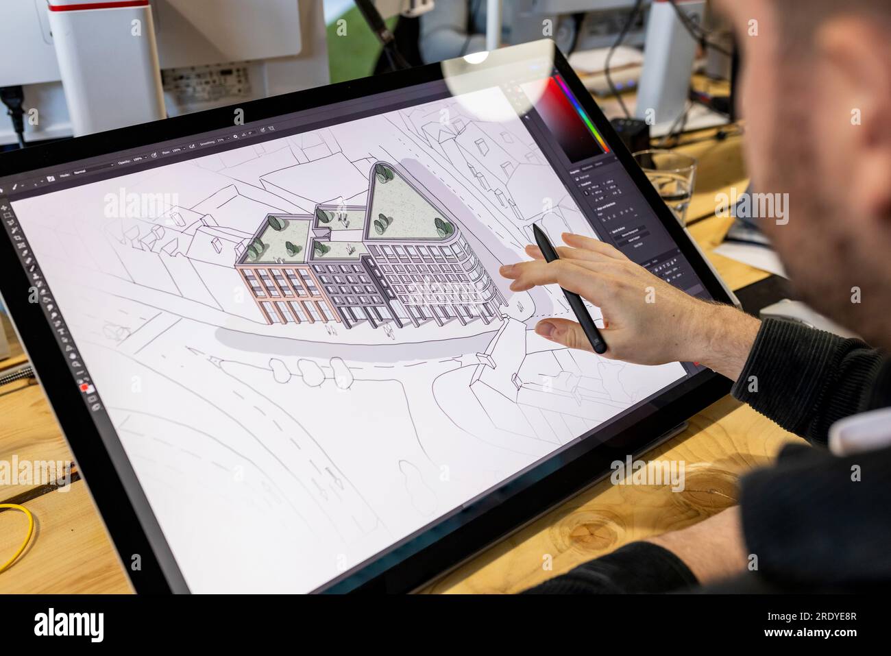 Architekt, der Zeichnungen auf einem Grafiktablett untersucht Stockfoto