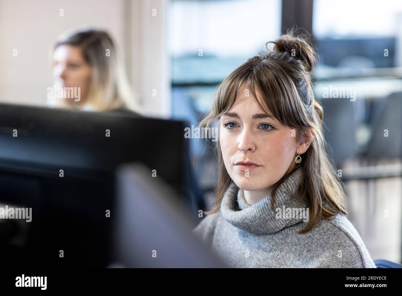 Junge Geschäftsfrau arbeiten am computer Stockfoto