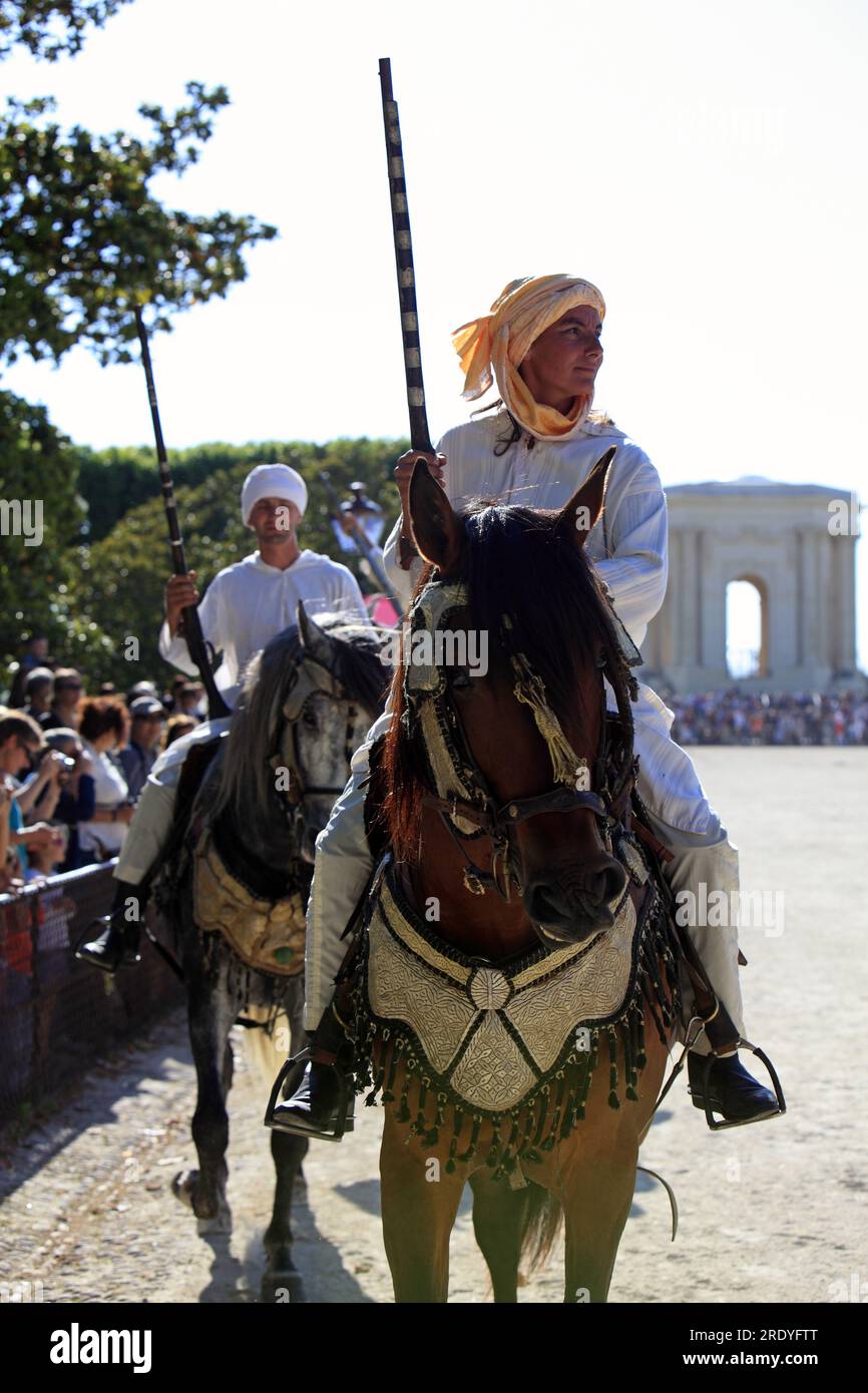 Arabisch-andalusische Reitparade und musikalische Parade. Truppe von Sofia Balouk, die Wächter von Camargue, los Rios und Jil Gnawa. Esplanade du Peyrou. Festival "Arabesques 2011". Montpellier, Occitanie, Frankreich Stockfoto