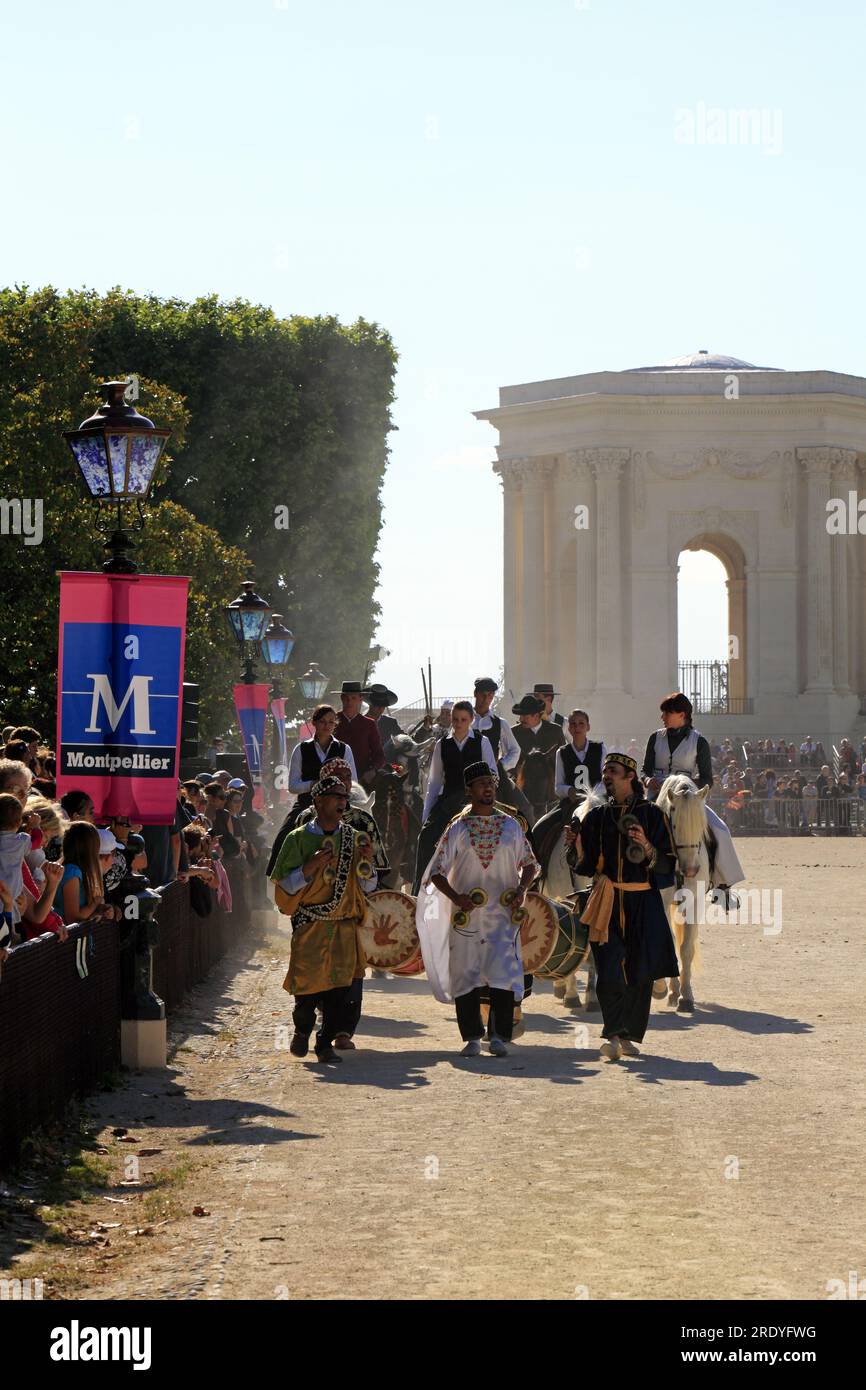 Arabisch-andalusische Reitparade und musikalische Parade. Truppe von Sofia Balouk, die Wächter von Camargue, los Rios und Jil Gnawa. Esplanade du Peyrou. Festival "Arabesques 2011". Montpellier, Occitanie, Frankreich Stockfoto