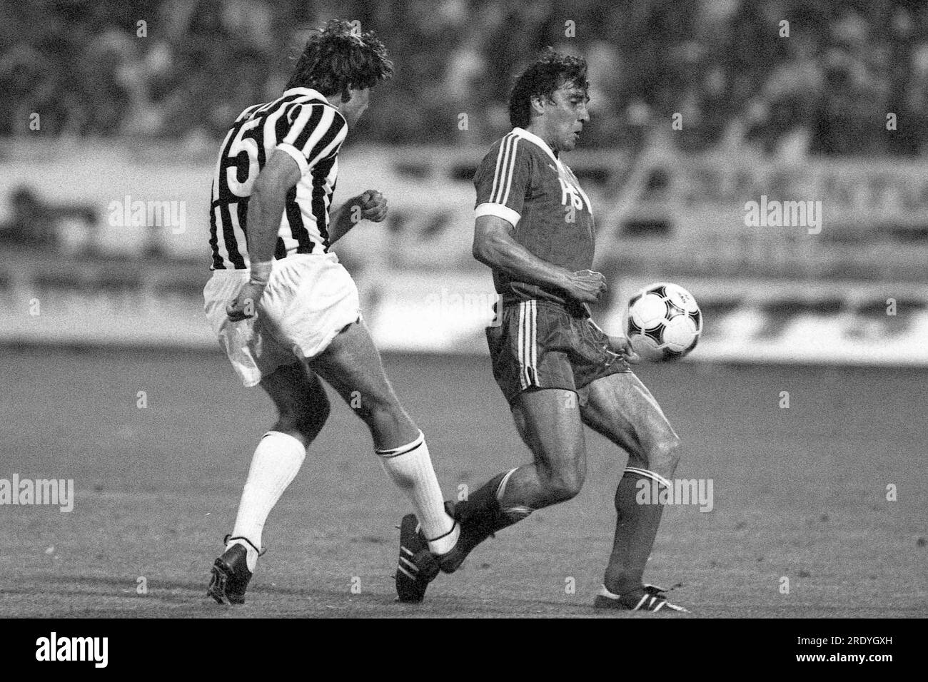 ARCHIVFOTO: Felix MAGATH wird am 28. Juli 2023 70 Jahre alt sein, Felix MAGATH (HH), Right, in Duels gegen Domenico MAROCCHINO (Juve), Action, Fußball-Europapokal, Finale, HSV Hamburg Hamburg (HH) - Juventus Turin (Juve) 1: 0, am 25. Mai 1983 in Athen/Griechenland, Schwarzweißfoto, Schwarzweißfoto?SVEN SIMON# Princess-Luise-Straße 41#45479 Mülheim / R uhr #Tel. 0208/9413250#Fax. 0208/9413260#GLSB Bank, Kontonummer: 4030 025 100, BLZ 430 609 67# www.SvenSimon.net. Stockfoto