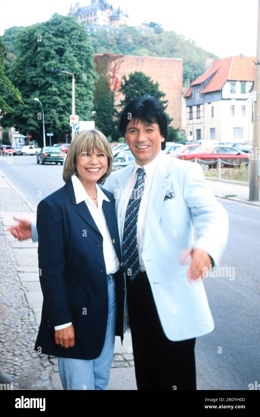 Monika Hauff und Klaus Dieter Henkler ist das Gesangsduo Hauff und Henkler. Hier auf einer Stadttour durch Wernigerode, Deutschland um 2000. Stockfoto