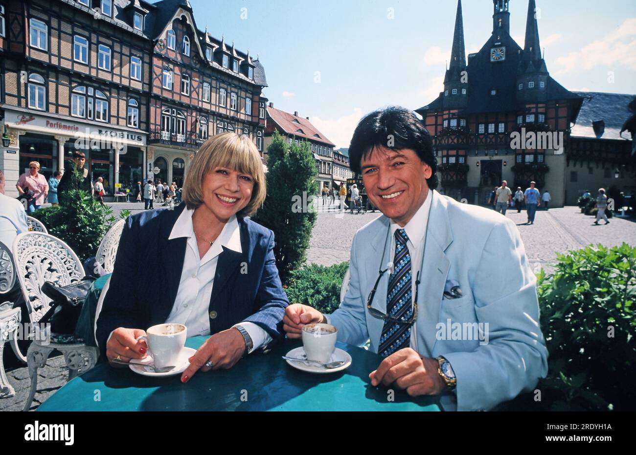 Monika Hauff und Klaus Dieter Henkler ist das Gesangsduo Hauff und Henkler. Hier auf einer Stadttour durch Wernigerode am Rathaus, Deutschland um 2000. Stockfoto
