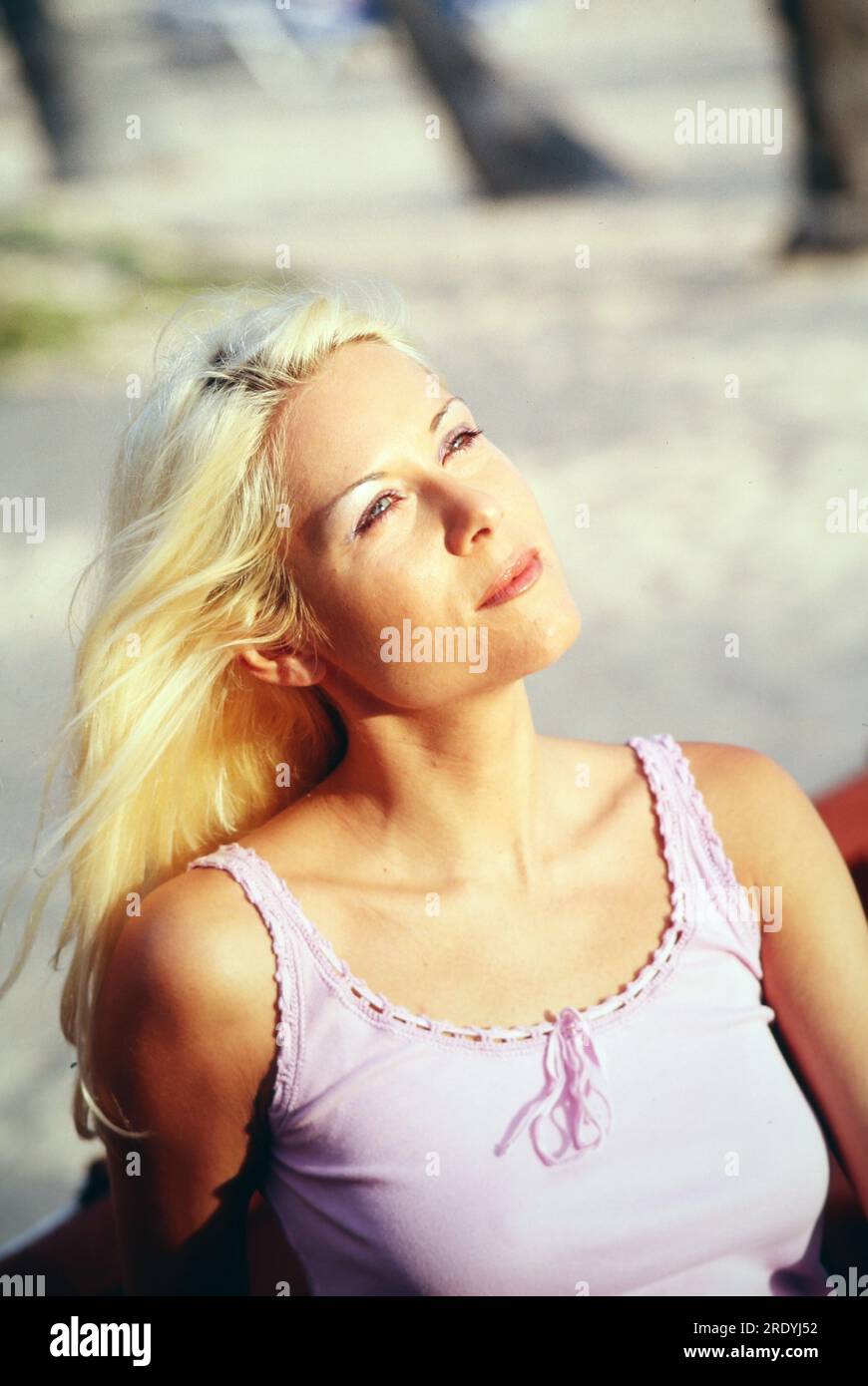 Simone Stelzer, österreichische Schlagersängerin und Schauspielerin, bei einem Promofotoshooting am Strand, Dominikanische Republik 2000. Stockfoto