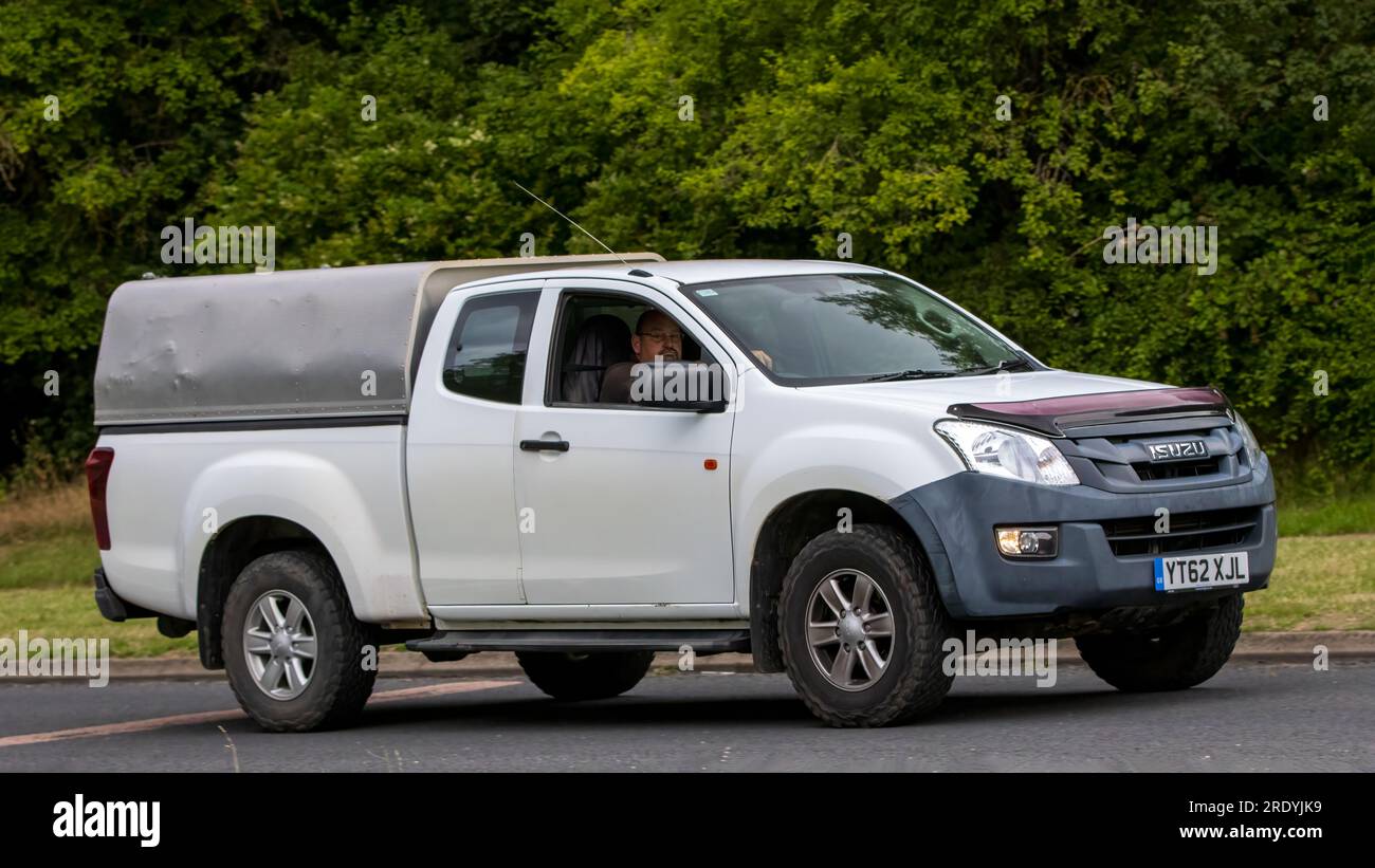 Milton Keynes, Großbritannien - Juli 21. 2023: 2012 weißer Isuzu D max Lkw, der auf einer englischen Straße fährt Stockfoto