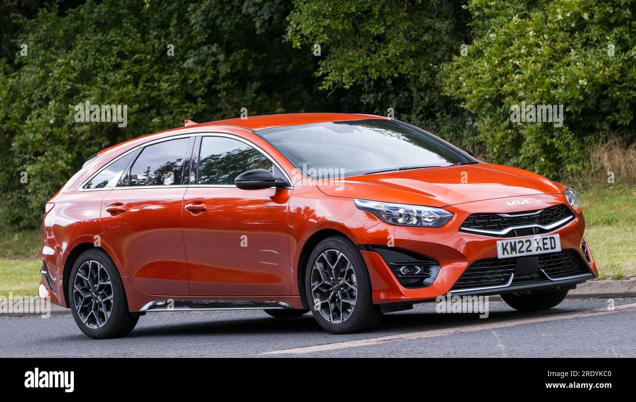 Milton Keynes, UK - Juli 21. 2023: 2022 Orange Kia Weiterfahren mit dem GT-Line ISG Auto auf einer englischen Straße Stockfoto
