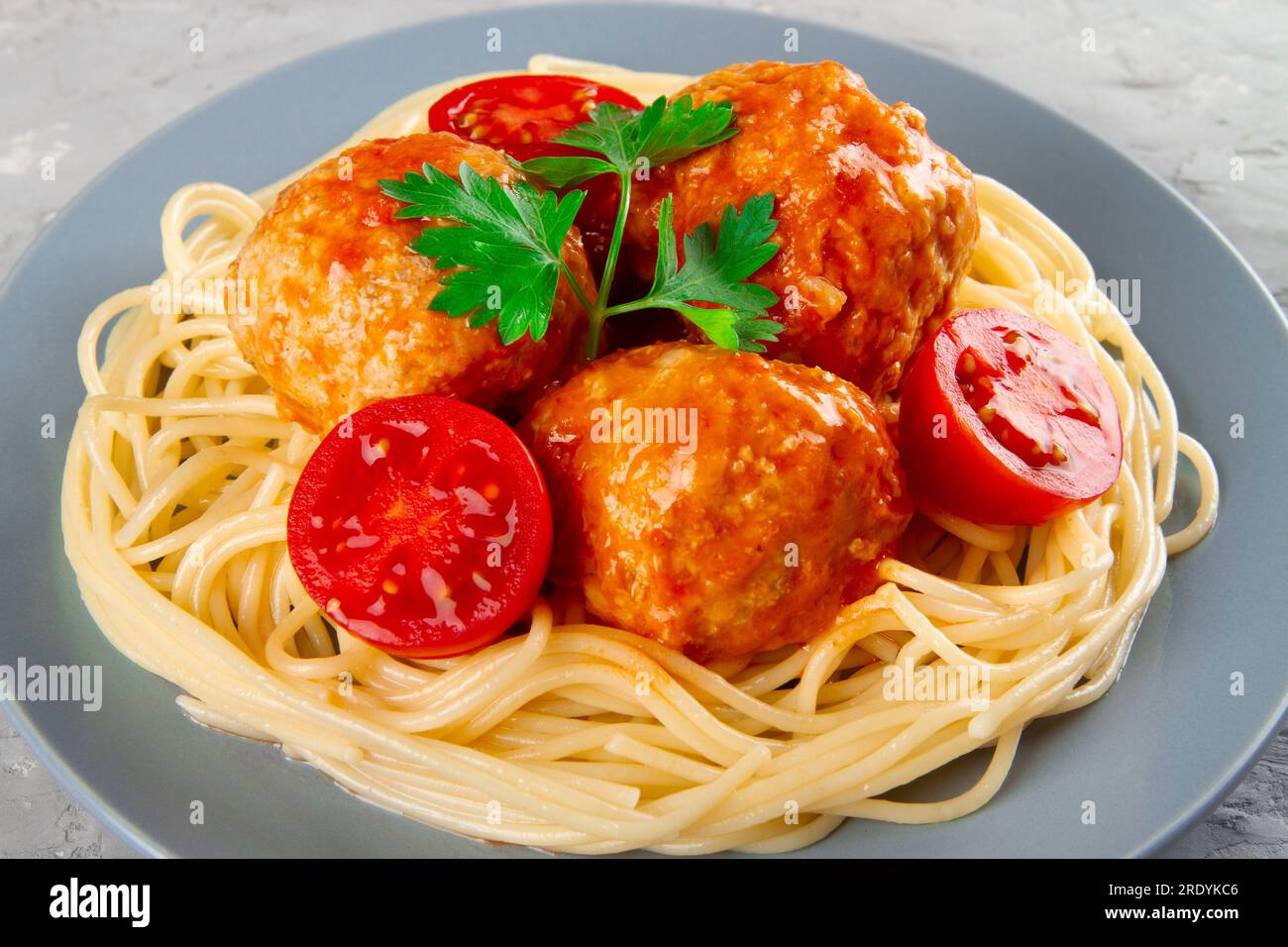 Köstliche Fleischbällchen aus truthahn in scharfer Tomatensauce serviert mit Pasta, Nahaufnahme Stockfoto