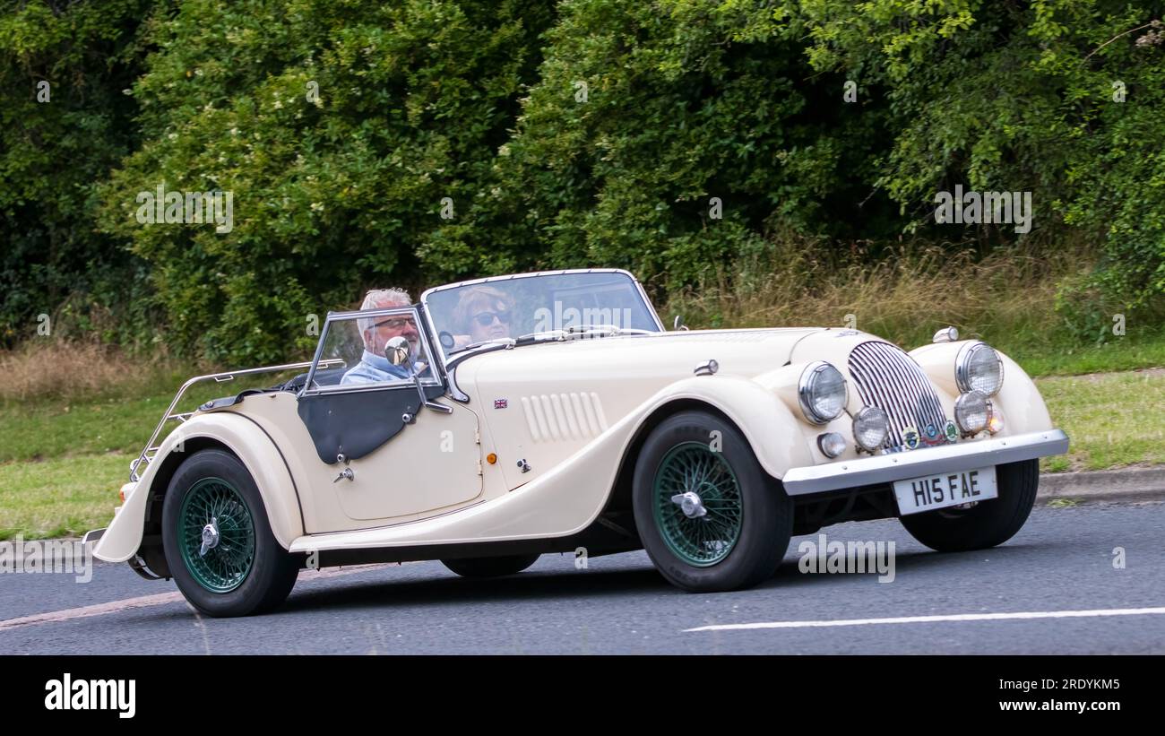 Milton Keynes, Großbritannien - Juli 21. 2023: 1991 Creme Morgan 4 4 Auto, das auf einer englischen Straße fährt Stockfoto