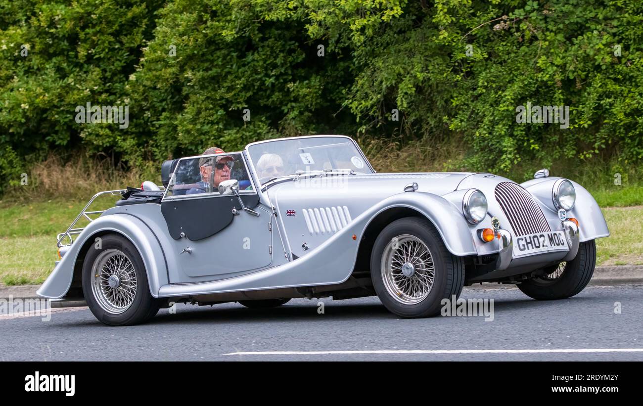 Milton Keynes, Großbritannien - Juli 21. 2023: 2003 silbernes Morgan 4 4 Auto fährt auf einer englischen Straße Stockfoto