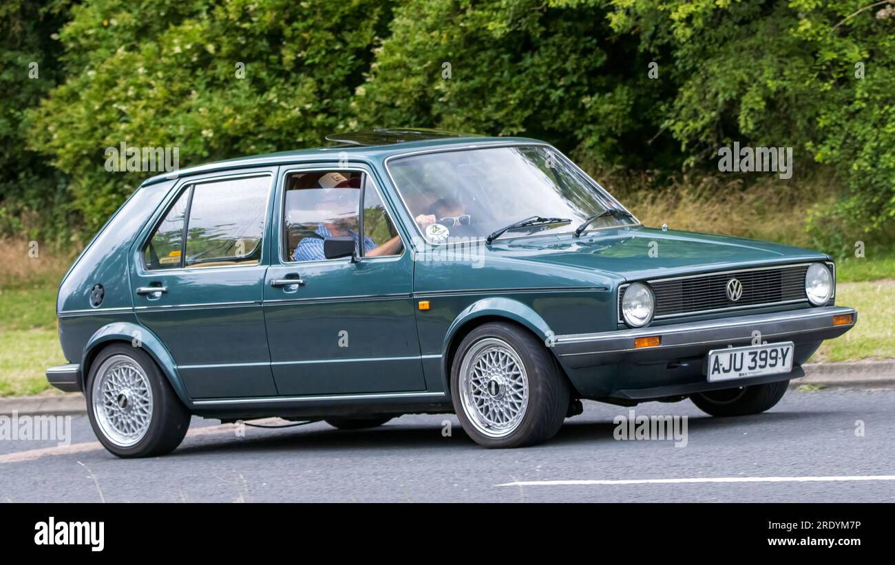 Milton Keynes, Großbritannien - Juli 21. 2023: 1982 grüner Volkswagen Golf CL-Oldtimer, der auf einer englischen Straße fährt Stockfoto