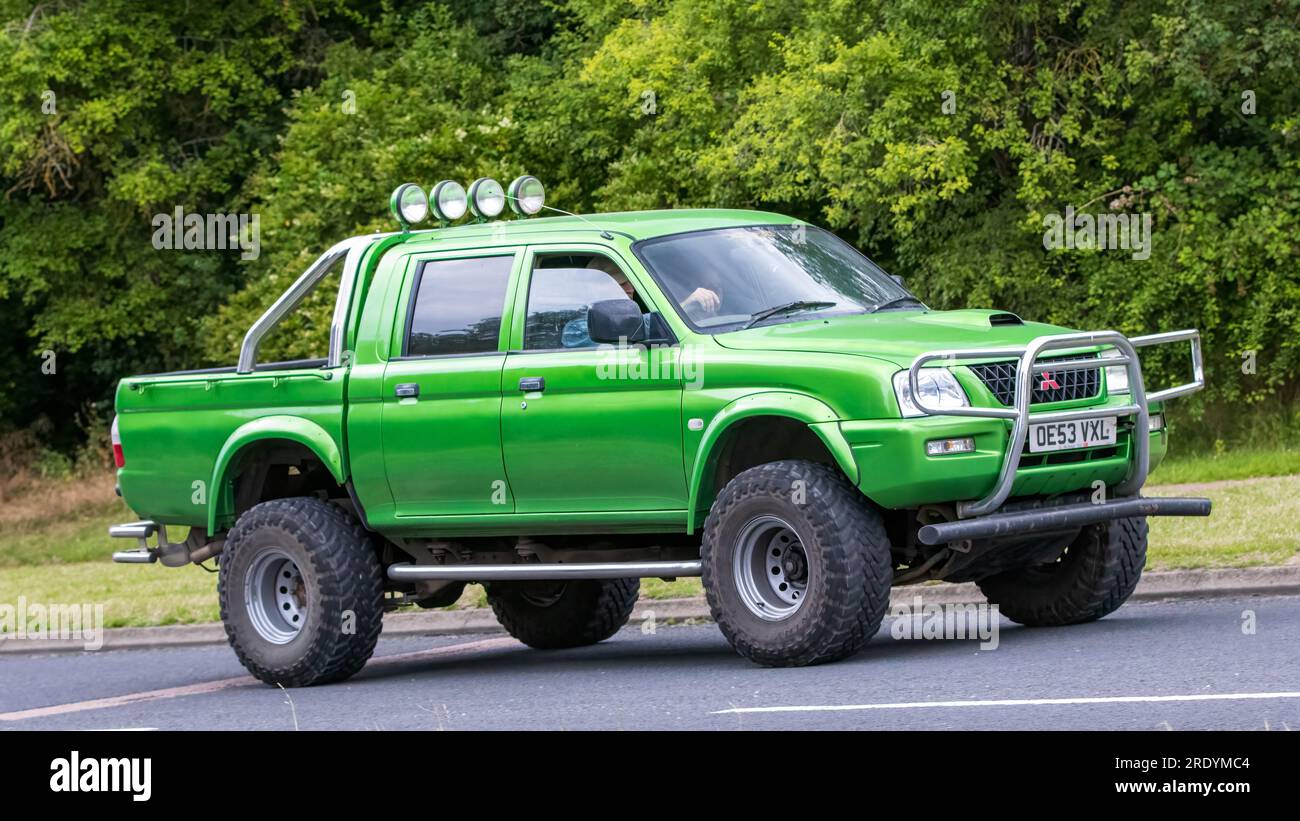Milton Keynes, Großbritannien - Juli 21. 2023: 2003 Mitsubishi L200 Doppelkabinenwagen, der auf einer englischen Straße fährt Stockfoto