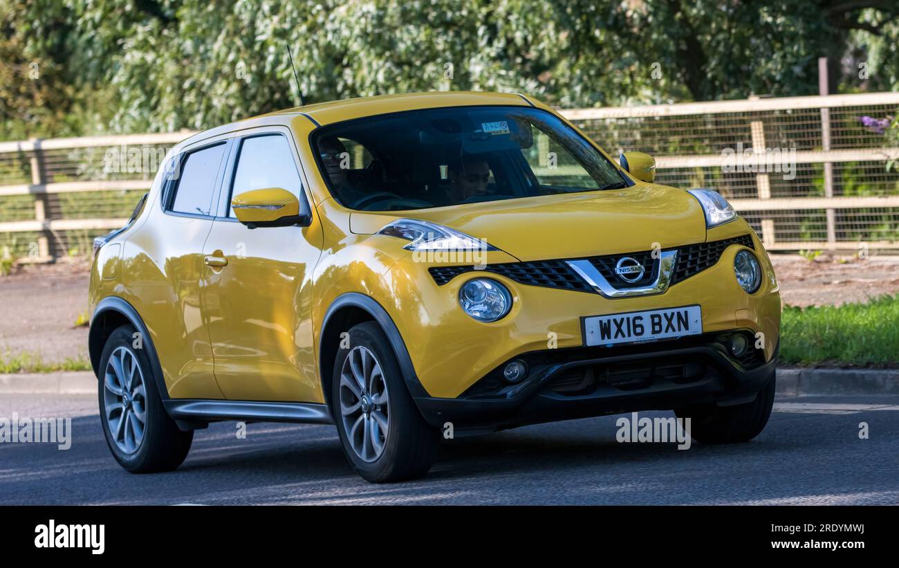 Milton Keynes, Großbritannien - 23. 2023. Juli: 2016 gelbes Nissan Juke Auto, das auf einer englischen Straße fährt Stockfoto