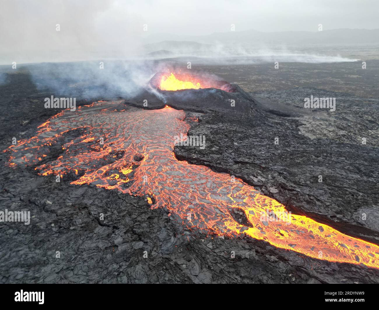 Lava und Rauch aus dem Vulkan. REYKJAVIK, ISLAND: LIVE-AUFNAHMEN von Lava, die vom neu ausbrechenden Vulkan in Island gespült wird Stockfoto