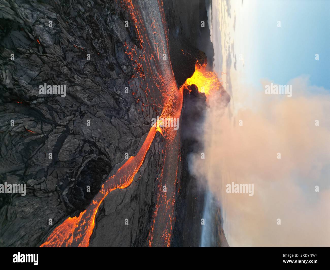 Die Lava war nur ein paar Meter von Sebastien entfernt. REYKJAVIK, ISLAND: LIVE-AUFNAHMEN von Lava, die vom neu ausbrechenden Vulkan in Island gespült wird Stockfoto