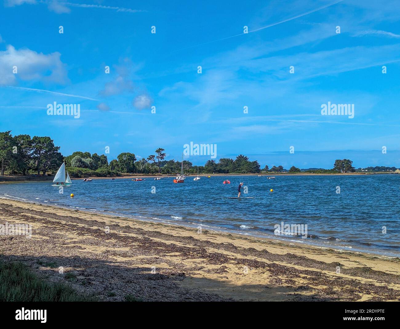 C) Denis TRASFI / MAXPPP - France, Bretagne, Morbihan, île d'Arz (à proximité de l'Île-aux-Moines) le 22 juillet 2023 - Côte avec des Petits bateaux Stockfoto