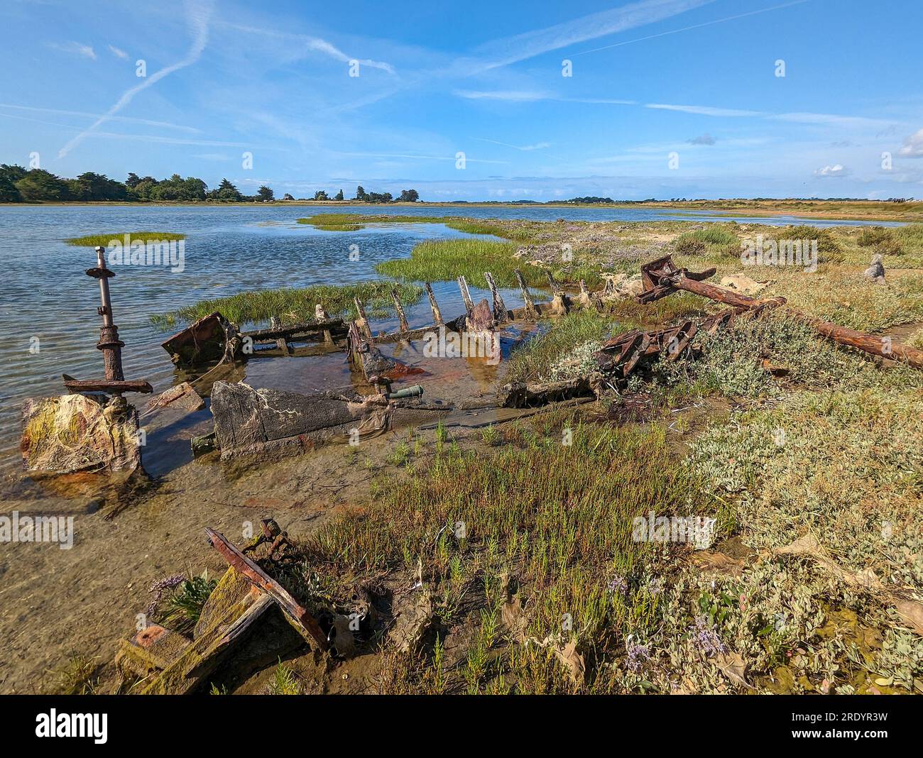 C) Denis TRASFI / MAXPPP - France, Bretagne, Morbihan, île d'Arz (à proximité de l'Île-aux-Moines) le 22 juillet 2023 - Epave d'un vieux Bateau / Fra Stockfoto