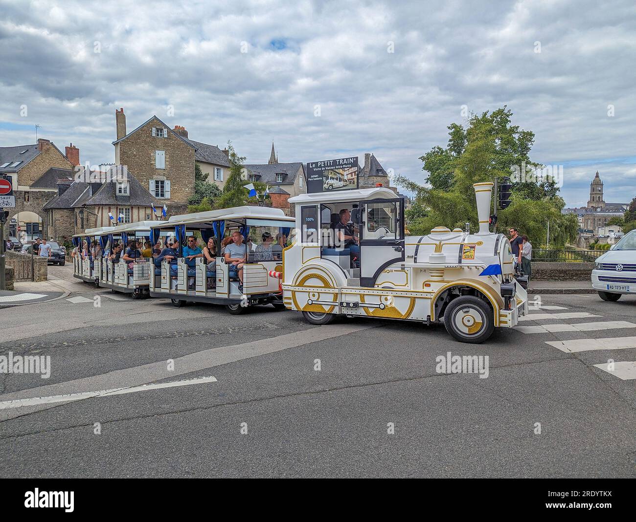 C) Denis TRASFI / MAXPPP - France, Bretagne, Morbihan, Ville de Vannes le 21 juillet 2023 - Petit train de tourisme faisant visite la ville / France, Stockfoto