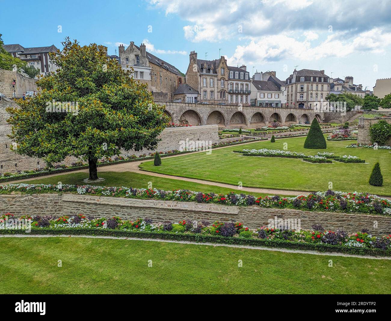 C) Denis TRASFI / MAXPPP - Frankreich, Bretagne, Morbihan, Ville de Vannes le 21 juillet 2023 - Jardins fleuris du Château de l'Hermine / Frankreich, Britta Stockfoto