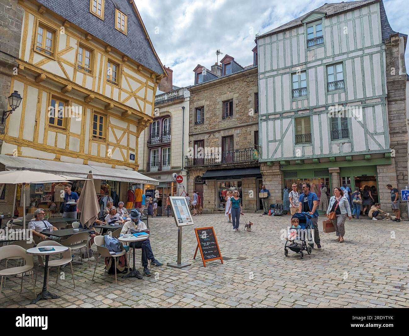 (C) Denis TRASFI / MAXPPP - Frankreich, Bretagne, Morbihan, Ville de Vannes le 21 juillet 2023 - Place Henri IV est ses maisons à colombage / Frankreich, Brit Stockfoto