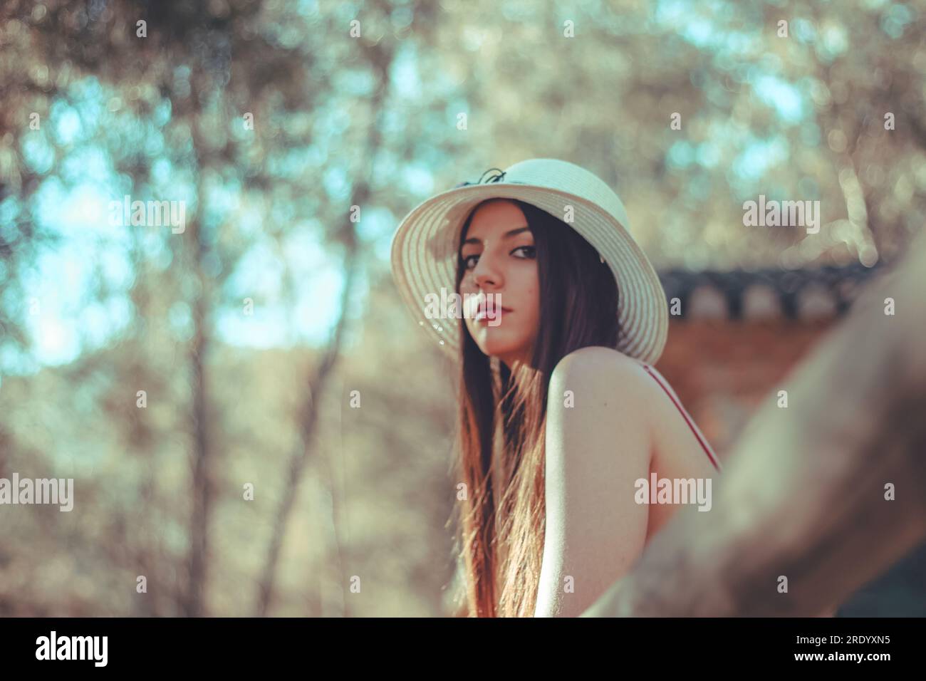 Eine junge Frau in einem entspannten Wald an einem sonnigen Frühlingstag Stockfoto