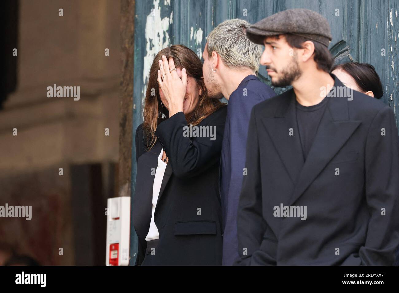 Paris, Frankreich. 24. Juli 2023. Charlotte Gainsbourg und Lou Doillon, Ben Attal während der Beerdigung der britischen Sängerin und Schauspielerin Jane Birkin am 24. Juli 2023 in der Kirche Saint Roch in Paris, Frankreich, die am 16. Juli 2023 im Alter von 76 Jahren in Paris starb. Foto von Nasser Berzane/ABACAPRESS.COM Kredit: Abaca Press/Alamy Live News Stockfoto